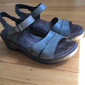 Born platform sandal, size 6